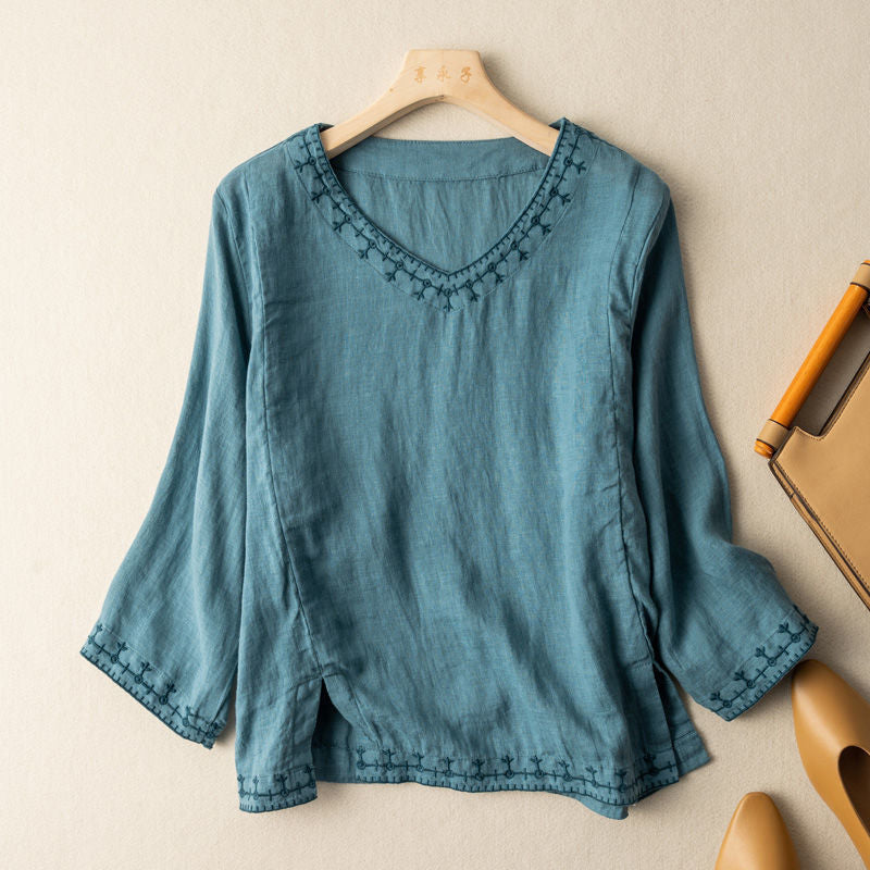 Elira™ | Broderad V-ringad blus