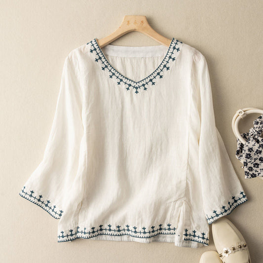 Elira™ | Broderad V-ringad blus